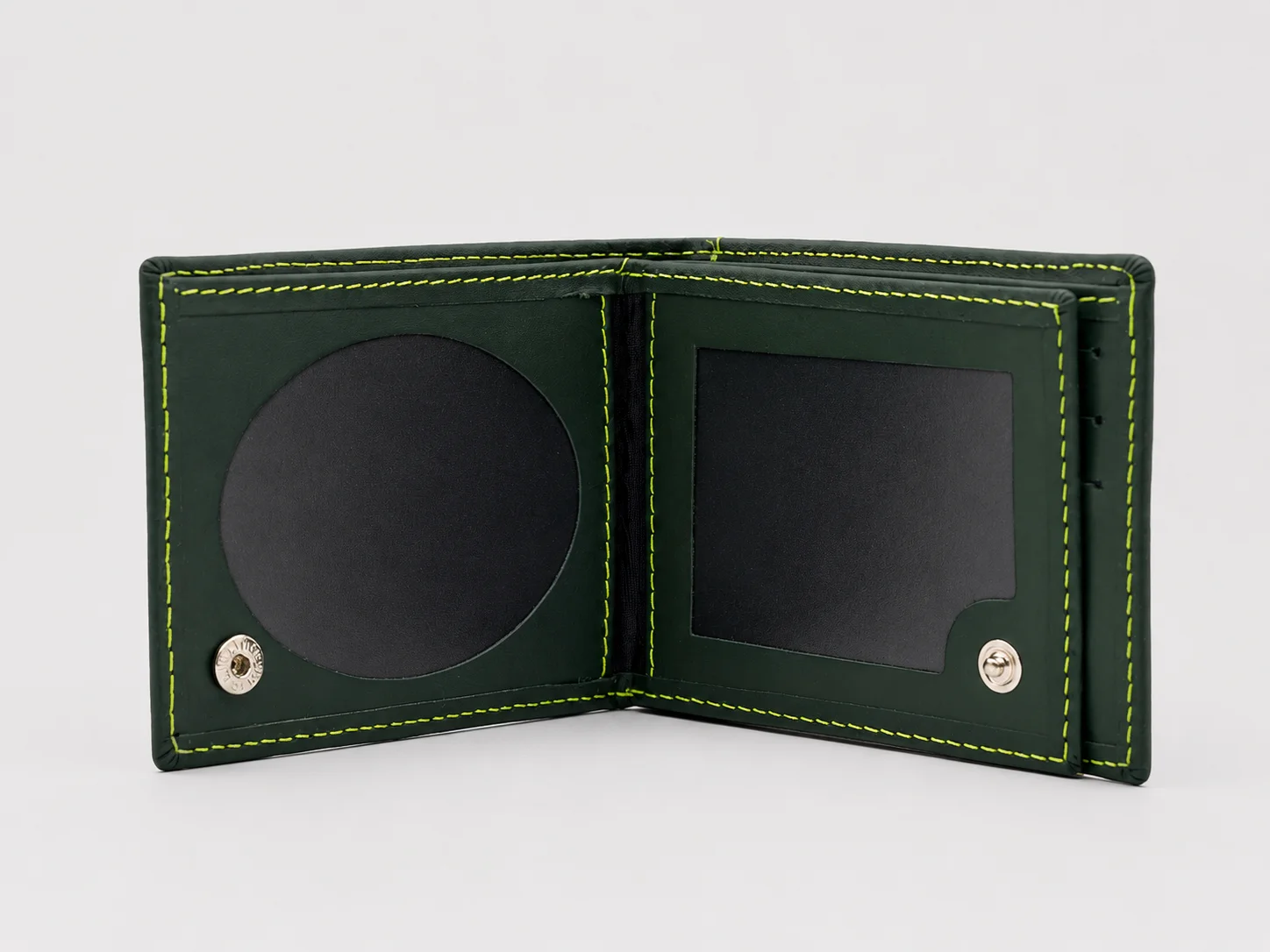 Cartera billetera verde oscura abierta con costuras amarillas, compartimento para placa y para DNI